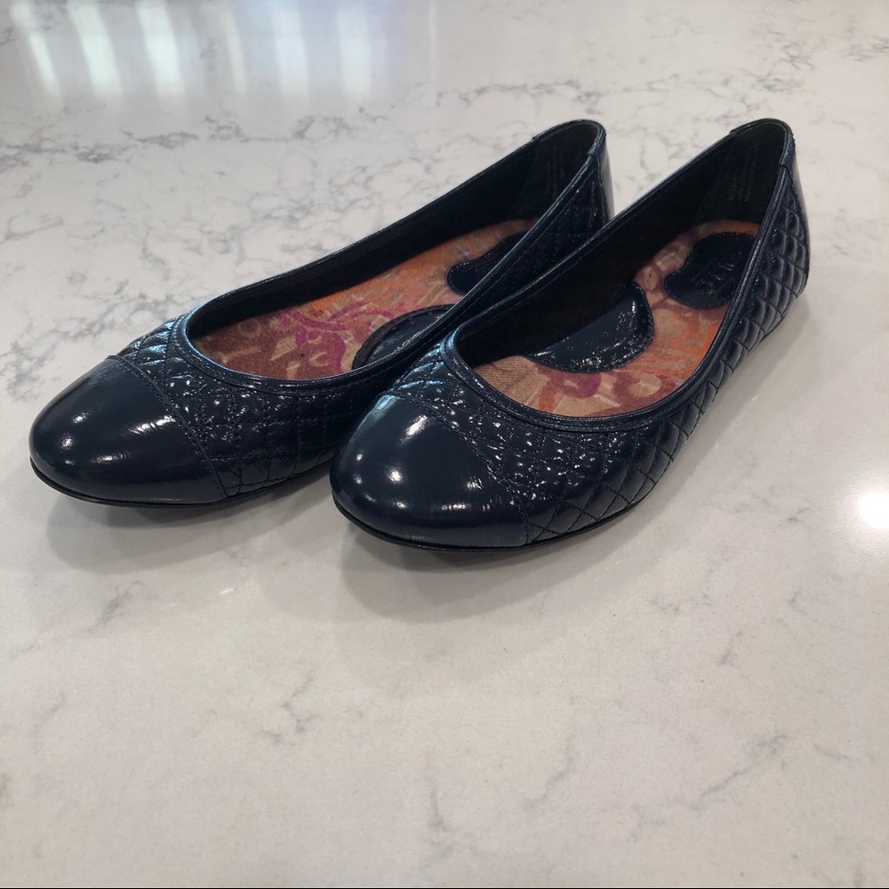 BORN CAP TOE QUILTED NAVY BLUS SIZE 6 BALLET FLAT